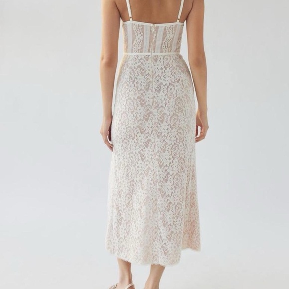 Elegant Off White Lace Dress - Picture 7 of 8